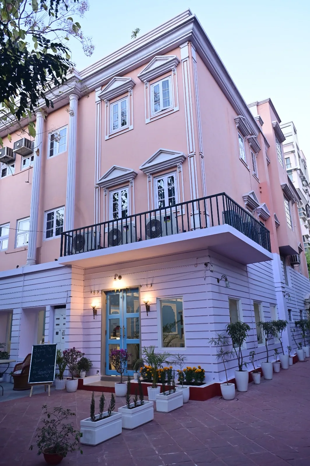 Villa-style Beans N Bun facade